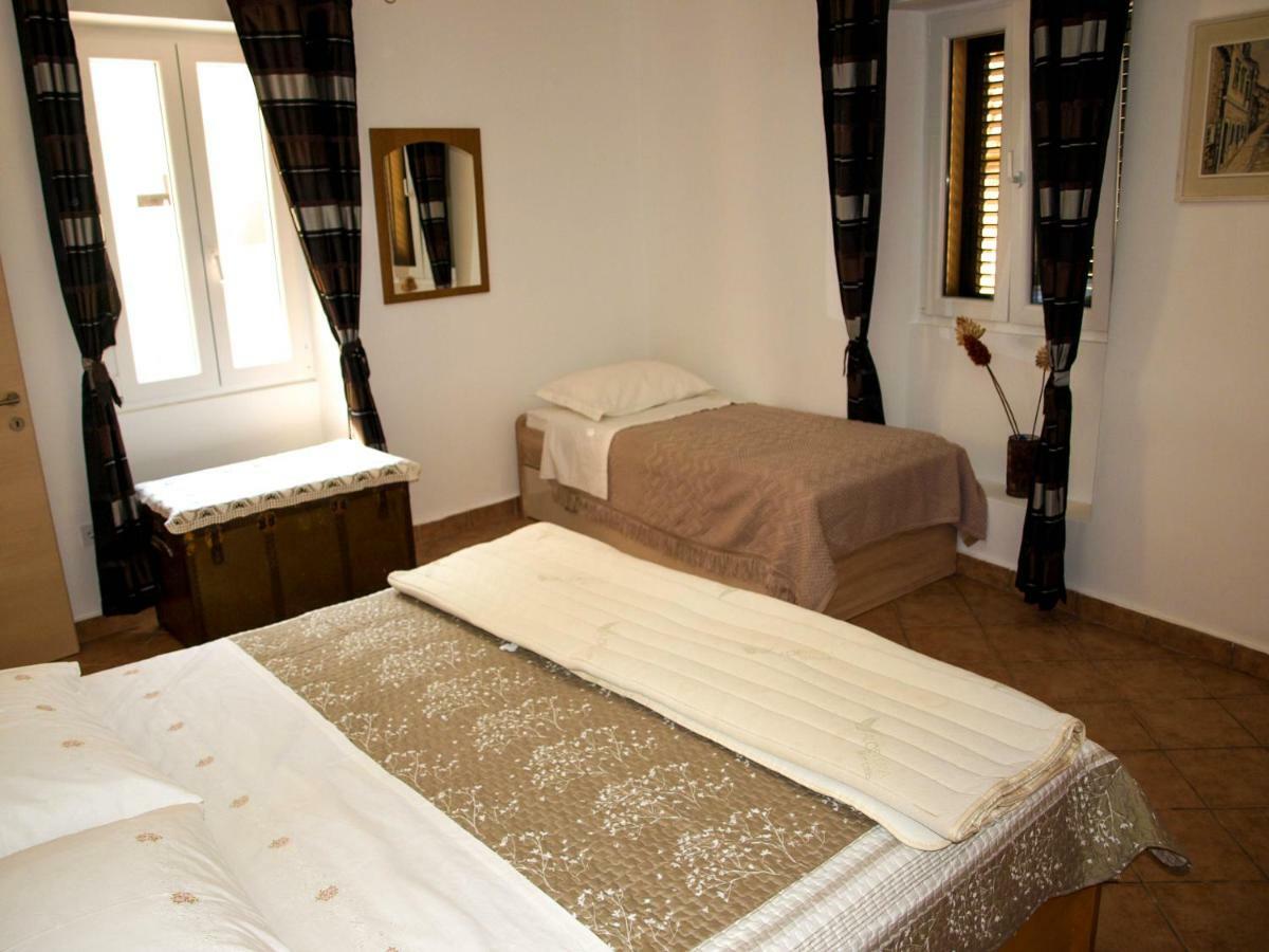 House Nataniel In Omis Near Sea Apartment Exterior photo